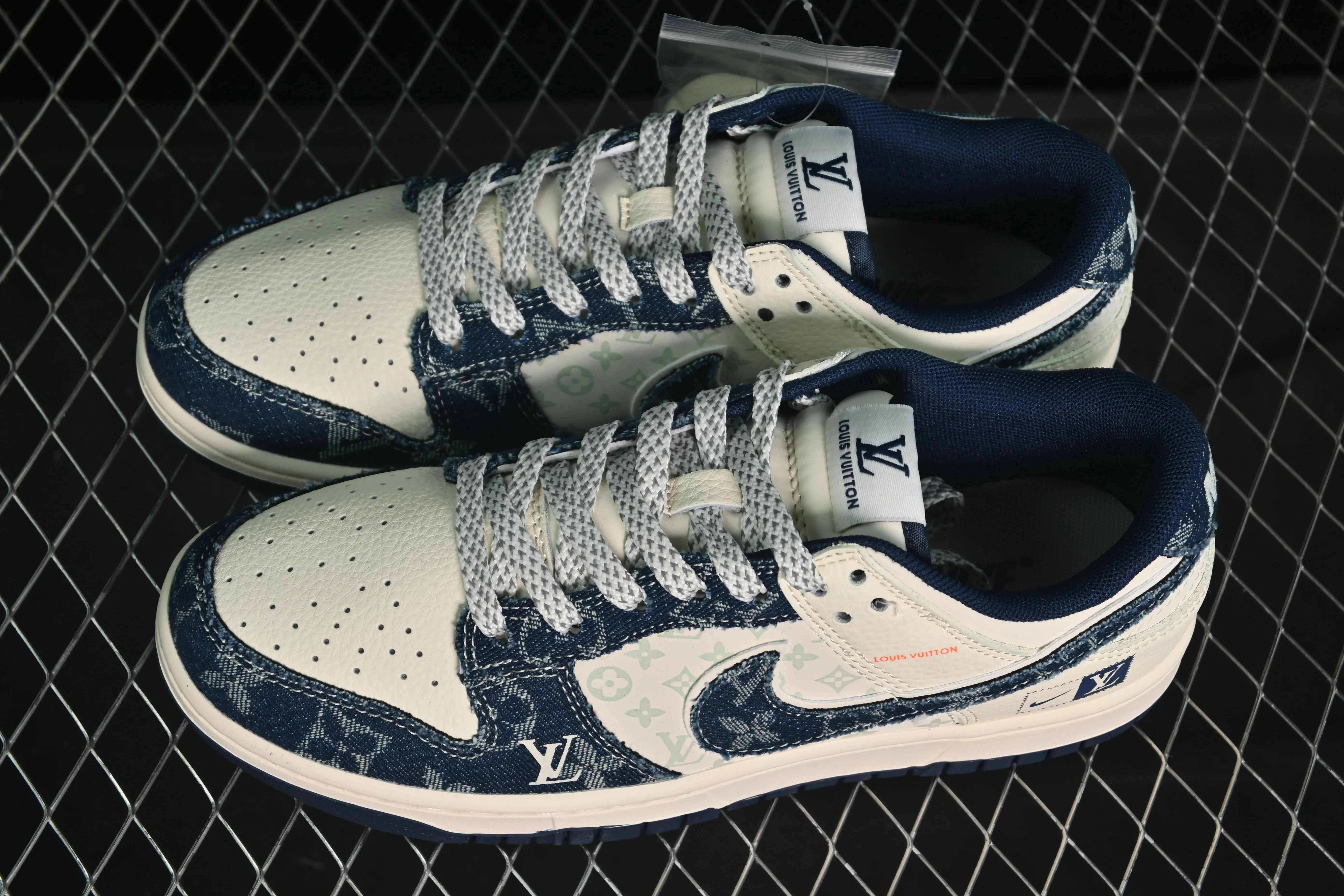 All categories Nk SB Dunk Series Nk SB Dunk Low High-end customized low-top sneakers Nike SB Dunk Low LV co-branded rice blue cloth hook Anniversary high-end customized low-top casual sneakers YX5066-386